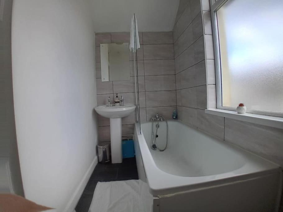 Large Family Home Central Location 3 Double Bedrooms And 1 Single Bedroom Cardiff Esterno foto