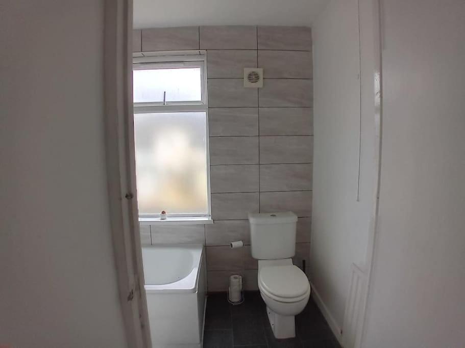 Large Family Home Central Location 3 Double Bedrooms And 1 Single Bedroom Cardiff Esterno foto