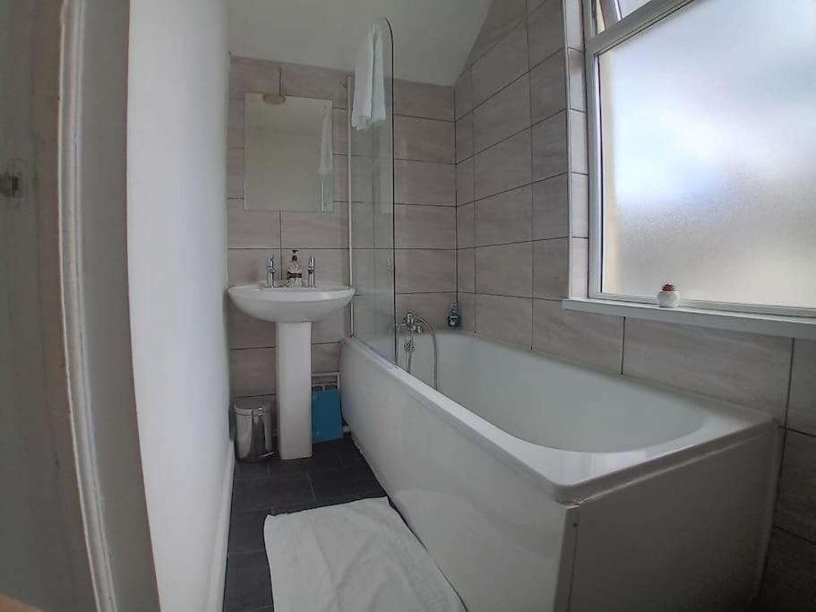 Large Family Home Central Location 3 Double Bedrooms And 1 Single Bedroom Cardiff Esterno foto